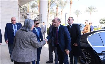   وزير العمل يبدأ جولته في الجيزة بزيارة جامعة "الجيزة الجديدة"
