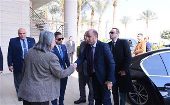 وزير العمل يبدأ جولته في الجيزة بزيارة جامعة "الجيزة الجديدة"