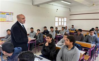   وزير التعليم يفاجئ مدارس قنا بزيارة ميدانية لمتابعة انضباط سير العملية التعليمية
