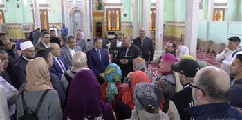  محافظ أسوان يرحب بفوج سياحى إسبانى أثناء زيارتهم لمسجد الطابية  