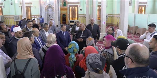 محافظ أسوان يرحب بفوج سياحى إسبانى أثناء زيارتهم لمسجد الطابية