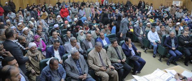 في أول لقاء مترجم بلغة الإشارة.. محافظ قنا يستعرض 235 طلبا للمواطنين ويؤكد: نعمل لخدمة المواطن