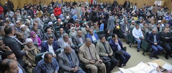 في أول لقاء مترجم بلغة الإشارة.. محافظ قنا يستعرض 235 طلبا للمواطنين ويؤكد: نعمل لخدمة المواطن