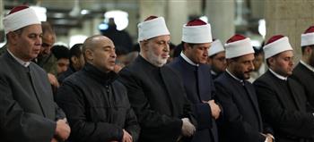   آلاف المصلين يؤدون تراويح العشاء بالجامع الأزهر