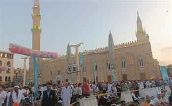   الآلاف يؤدون صلاة عيد الفطر المبارك بمسجد الإمام الحسين
