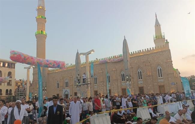 الآلاف يؤدون صلاة عيد الفطر المبارك بمسجد الإمام الحسين