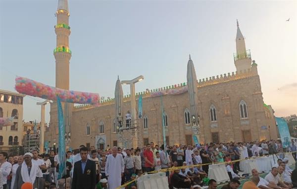 الآلاف يؤدون صلاة عيد الفطر المبارك بمسجد الإمام الحسين