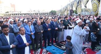   محافظ مطروح يؤدي صلاة عيد الفطر بساحة المدينة