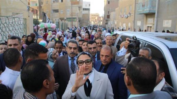 محافظ الوادي الجديد تؤدي صلاة عيد الفطر المبارك بالمجمع الإسلامي بالخارجة