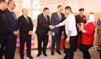   محافظ دمياط يوزع هدايا العيد على أبناء الرعاية بفارسكور