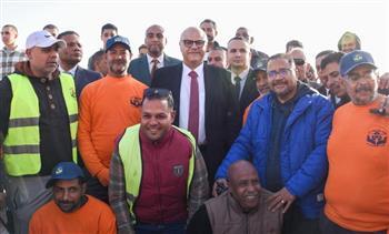 محافظ الإسكندرية يؤدي صلاة عيد الفطر بمسجد المرسي أبو العباس