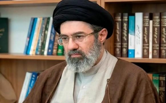 مجتبى خامنئي: خصوم إيران أخطأوا التقدير والشعب حصن منيع