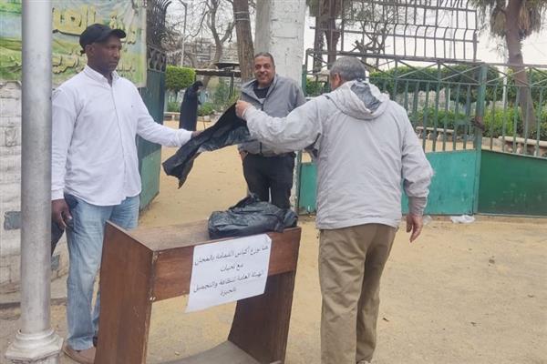 محافظة الجيزة توزّع أكياسًا بلاستيكية مجانًا لروّاد الحدائق والمتنزهات