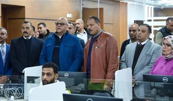   محافظ الإسكندرية يتابع من داخل "مركز السيطرة" جهود التعامل مع موجة الأمطار الغزيرة