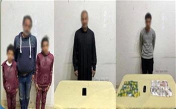   ضبط طفلين يتعاطيا المخدرات مع والدهما