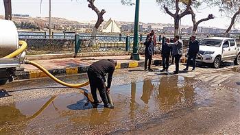   بعد ليلة الأمطار.. إزالة تجمعات المياه بشوارع المنيا لتيسير الحركة المرورية