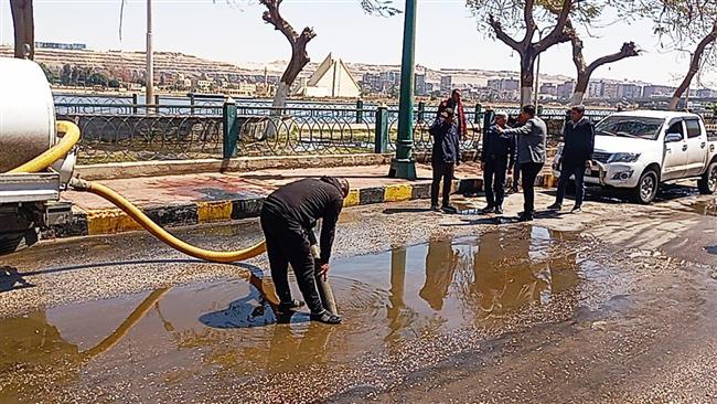 بعد ليلة الأمطار.. إزالة تجمعات المياه بشوارع المنيا لتيسير الحركة المرورية