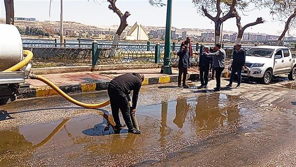 بعد ليلة الأمطار.. إزالة تجمعات المياه بشوارع المنيا لتيسير الحركة المرورية