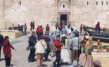   إقبال كثيف على زيارة قلعة قايتباى أبرز وجهات السياحه بالإسكندرية 