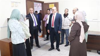 رئيس جامعة سوهاج يهنئ الطلاب والعاملين ويتابع سير العملية التعليمية بالمقر القديم