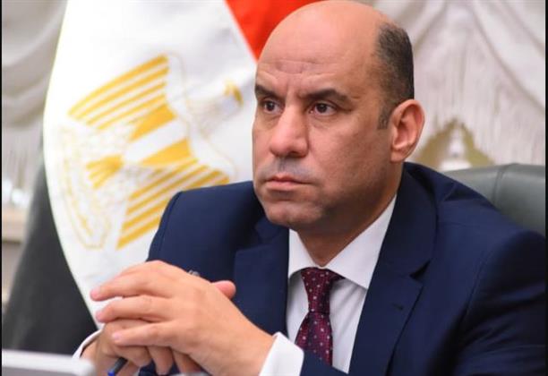 وزير العمل يُصدِر قرارًا وزاريًا بشأن ضوابط دور حضانات رعاية أطفال العاملات داخل المنشآت