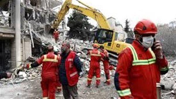 استهداف منطقة سكنية في طهران وفرق الإنقاذ تفتش عن ناجين وسط الأنقاض