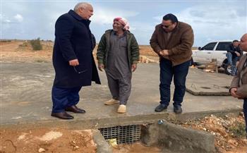   محافظ مطروح يتفقد آبار حصاد المياه بعمق صحراء براني ويوجه بالتوسع الزراعي