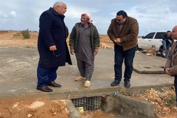 محافظ مطروح يتفقد آبار حصاد المياه بعمق صحراء براني ويوجه بالتوسع الزراعي