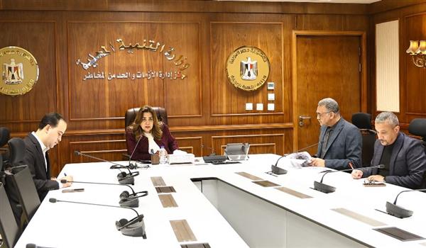 وزيرة التنمية المحلية والبيئة تتابع جهود المحافظات في التعامل مع سوء الأحوال الجوية