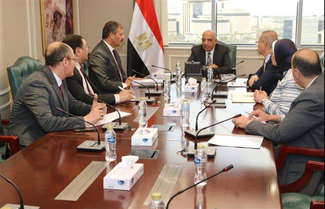 وزير الكهرباء يجتمع بخلية إدارة الأزمة