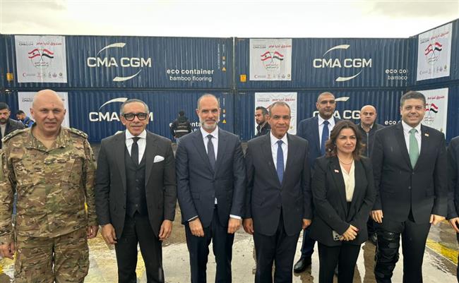 وزير الخارجية يسلم 1000 طن من المساعدات الإغاثية للبنان