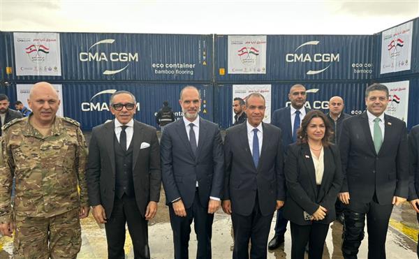 وزير الخارجية يسلم 1000 طن من المساعدات الإغاثية للبنان