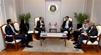   وزير الصناعة يبحث مع سفير المملكة المتحدة سبل تعزيز التعاون الصناعي المشترك
