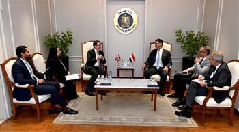 وزير الصناعة يبحث مع سفير المملكة المتحدة سبل تعزيز التعاون الصناعي المشترك