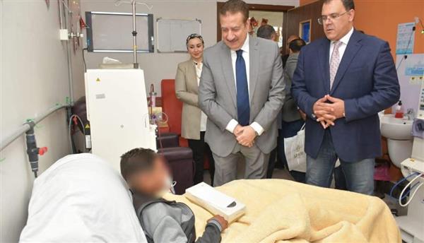 من قلب المراكز الصحية.. محافظ بورسعيد يتابع ويستمع للمواطنين