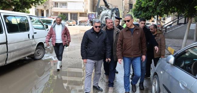 محافظ الجيزة يتفقد جهود شفط مياه الأمطار بمحور صفط اللبن وشوارع الدقي والعجوزة
