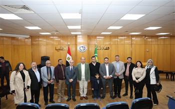   محافظ المنيا يمنح دروعًا تقديرية لمنظمي موائد الرحمن