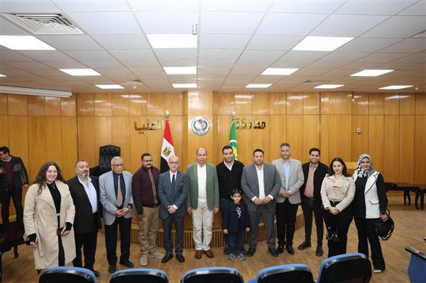 محافظ المنيا يمنح دروعًا تقديرية لمنظمي موائد الرحمن