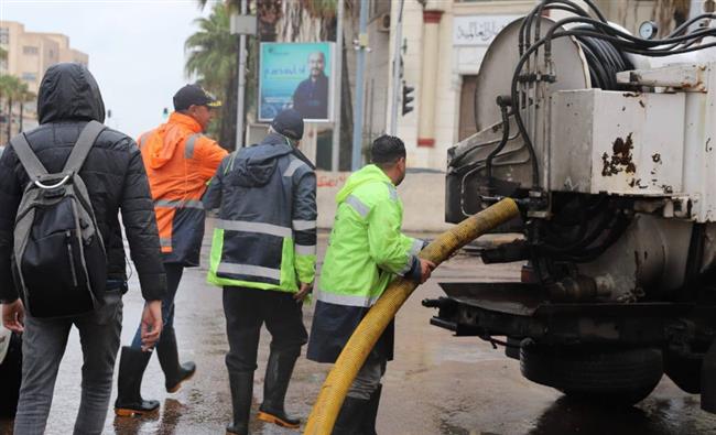 الصرف الصحي بالإسكندرية تحقق السيطرة الكاملة على مياه الأمطار خلال النوة