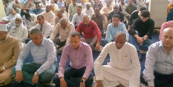   محافظ أسوان يؤدى صلاة الجمعة بمسجد المدينة بنصر النوبة 