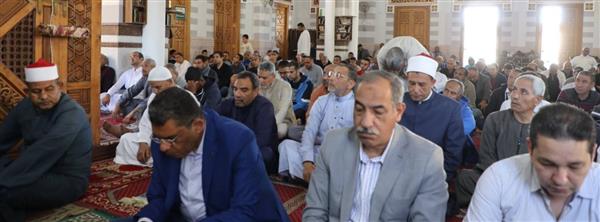 محافظ البحر الأحمر يؤدي صلاة الجمعة بمسجد عبد المنعم رياض بالغردقة