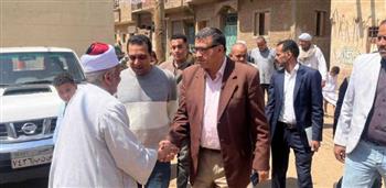   محافظ قنا يؤدي صلاة الجمعة بقرية دندرة ويستقبل شكاوى الأهالي