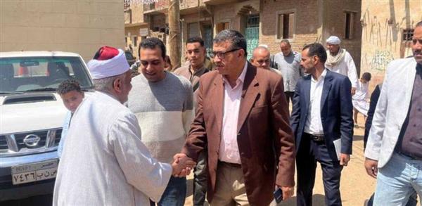 محافظ قنا يؤدي صلاة الجمعة بقرية دندرة ويستقبل شكاوى الأهالي