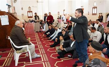   محافظ مطروح يؤدي صلاة الجمعة ويستمع لمطالب الاهالي بقرية أم الرخم