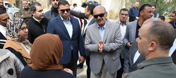 محافظ السويس يتفقد حي المختار لمتابعة الخدمات والنظافة