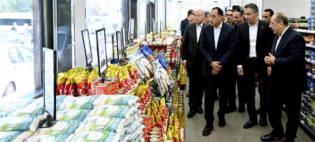 رئيس الوزراء يتفقد فرع منفذ "كاري أون" بمصر الجديدة