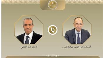 وزير الخارجية يبحث مع نظيره اليوناني التطورات الإقليمية وسبل خفض التصعيد في المنطقة