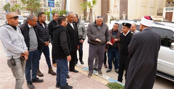 محافظ مطروح يتفقد مواقع مقترحة لانتظار السيارات لتخفيف الازدحام بكورنيش مطروح