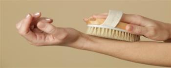   10 فوائد مذهلة للتدليك الجاف بالفرشاة