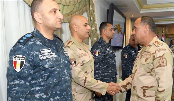 وزير الدفاع يلتقى عددا من مقاتلى الأفرع الرئيسية